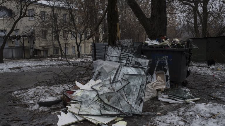Разбитые в результате обстрелов оконные стекла на свалке в Киевском районе Донецка Разбитые в результате обстрелов оконные стекла на свалке в Киевском районе Донецка