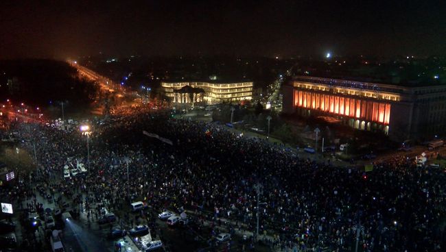 Жители Бухареста скандировали Отставка! на митинге против правительства Жители Бухареста скандировали Отставка! на митинге против правительства