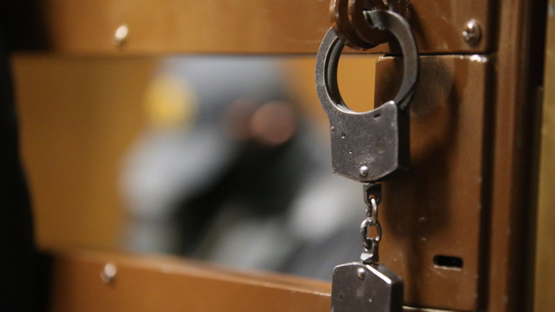 Наручники на двери клети для скамьи подсудимых в зале суда Наручники на двери клети для скамьи подсудимых в зале суда - РИА Новости, 1920, 24.03.2023