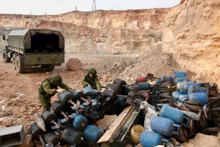 Работа российских военных инженеров Международного противоминного центра ВС РФ по разминированию жилых кварталов сирийского города Алеппо Работа российских военных инженеров Международного противоминного центра ВС РФ по разминированию жилых кварталов сирийского города Алеппо