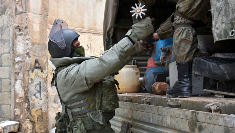Российские военные инженеры Международного противоминного центра ВС РФ в общевойсковых комплектах разминирования ОВР-2 разминируют жилые кварталы сирийского города Алеппо