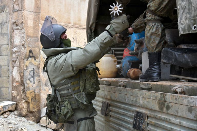 Российские военные инженеры Международного противоминного центра ВС РФ в общевойсковых комплектах разминирования ОВР-2 разминируют жилые кварталы сирийского города Алеппо Российские военные инженеры Международного противоминного центра ВС РФ в общевойсковых комплектах разминирования ОВР-2 разминируют жилые кварталы сирийского города Алеппо