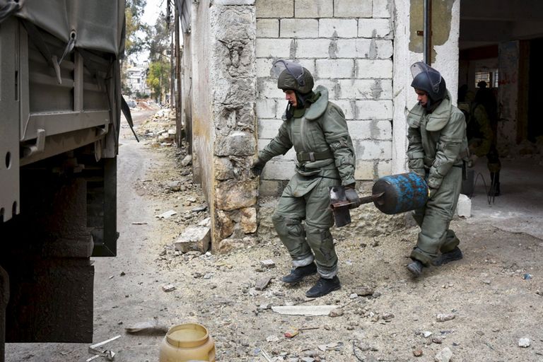 Российские военные инженеры Международного противоминного центра ВС РФ в общевойсковых комплектах разминирования ОВР-2 разминируют жилые кварталы сирийского города Алеппо Российские военные инженеры Международного противоминного центра ВС РФ в общевойсковых комплектах разминирования ОВР-2 разминируют жилые кварталы сирийского города Алеппо