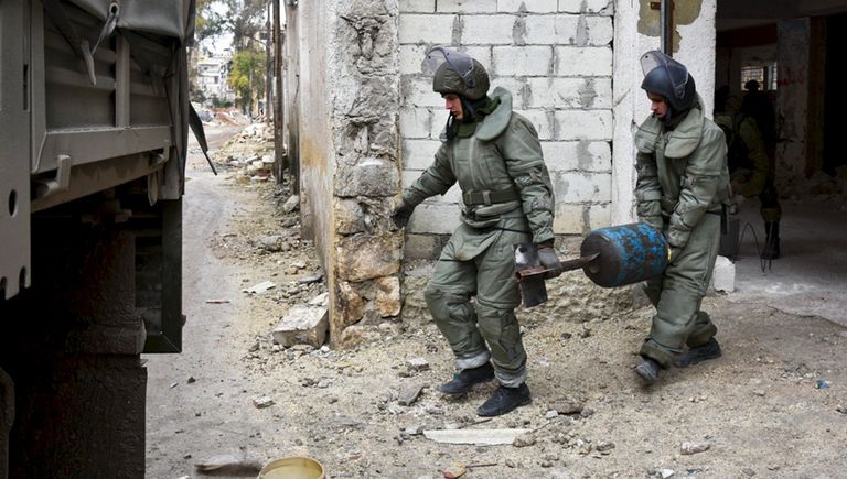 Российские военные инженеры Международного противоминного центра ВС РФ в общевойсковых комплектах разминирования ОВР-2 разминируют жилые кварталы сирийского города Алеппо