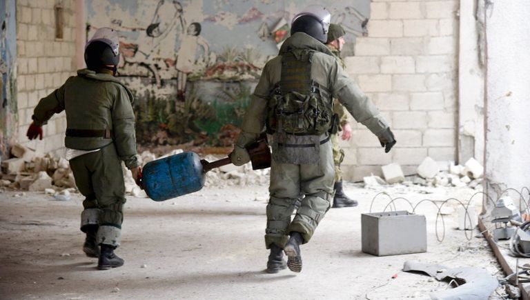 Российские военные инженеры Международного противоминного центра ВС РФ в общевойсковых комплектах разминирования ОВР-2 разминируют жилые кварталы сирийского города Алеппо