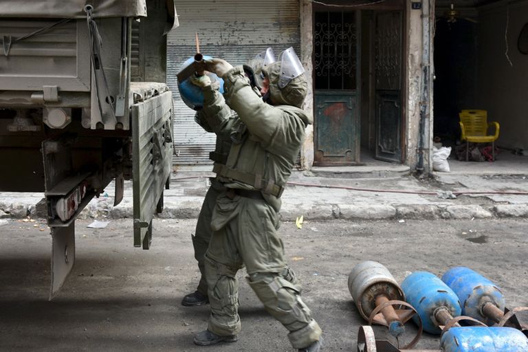 Российские военные инженеры Международного противоминного центра ВС РФ в общевойсковых комплектах разминирования ОВР-2 разминируют жилые кварталы сирийского города Алеппо Российские военные инженеры Международного противоминного центра ВС РФ в общевойсковых комплектах разминирования ОВР-2 разминируют жилые кварталы сирийского города Алеппо