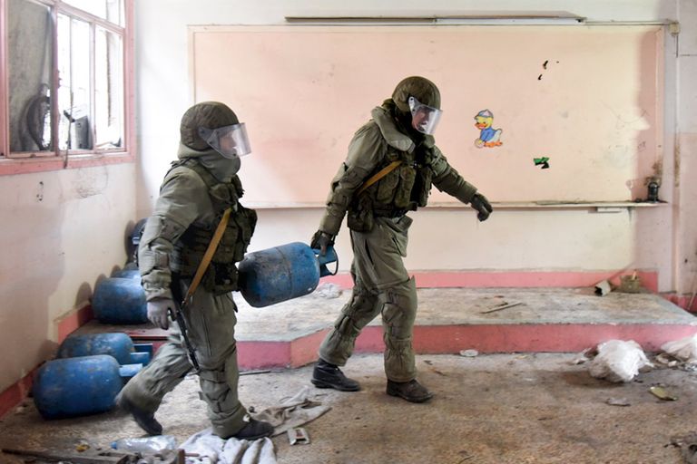 Российские военные инженеры Международного противоминного центра ВС РФ в общевойсковых комплектах разминирования ОВР-2 разминируют жилые кварталы сирийского города Алеппо Российские военные инженеры Международного противоминного центра ВС РФ в общевойсковых комплектах разминирования ОВР-2 разминируют жилые кварталы сирийского города Алеппо
