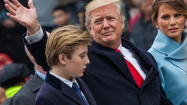 Президент США Дональд Трамп, его супруга Меланья и сын Бэррон во время парада в честь инаугурации в Вашингтоне Президент США Дональд Трамп, его супруга Меланья и сын Бэррон во время парада в честь инаугурации в Вашингтоне