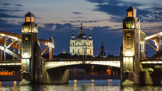 Смольный собор в Санкт-Петербурге. Архивное фото Смольный собор в Санкт-Петербурге. Архивное фото