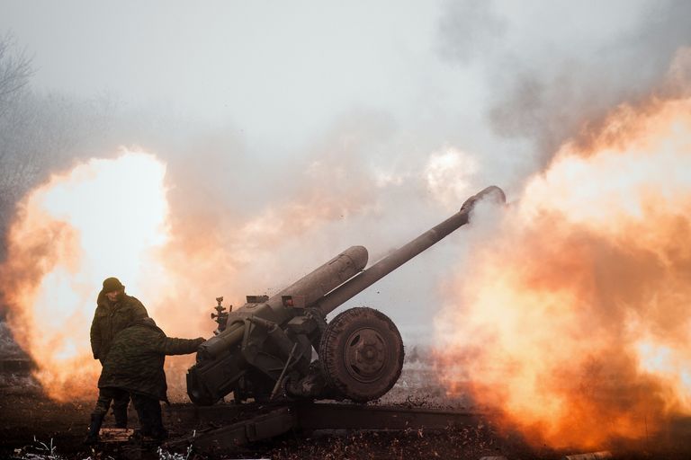 Ополченец Донецкой народной республики на передовой в окрестностях Дебальцево Донецкой области Ополченец Донецкой народной республики на передовой в окрестностях Дебальцево Донецкой области
