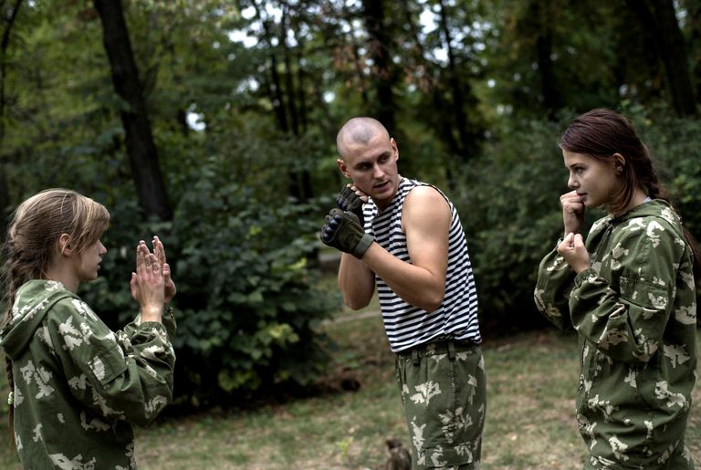 Участники военно-патриотического клуба для молодежи Доброволец в Луганске