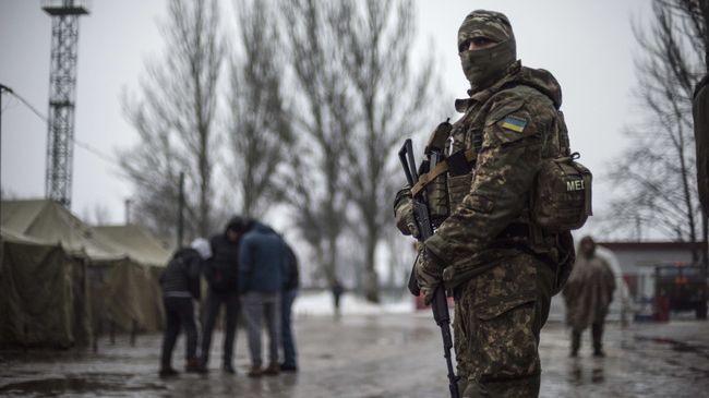 Украинский военнослужащий в Авдеевке. Архивное фото Украинский военнослужащий в Авдеевке. Архивное фото