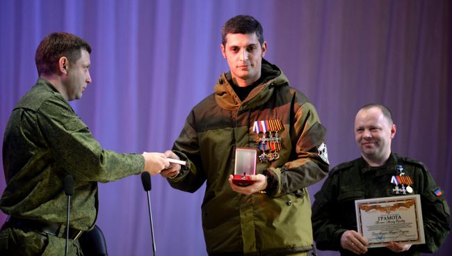 Глава Донецкой народной республики Александр Захарченко вручает звезду Героя ополченцу ДНР с позывным Гиви Глава Донецкой народной республики Александр Захарченко вручает звезду Героя ополченцу ДНР с позывным Гиви