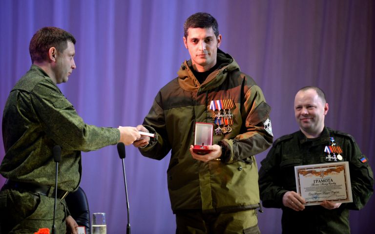 Глава Донецкой народной республики Александр Захарченко вручает звезду Героя ополченцу ДНР с позывным Гиви Глава Донецкой народной республики Александр Захарченко вручает звезду Героя ополченцу ДНР с позывным Гиви