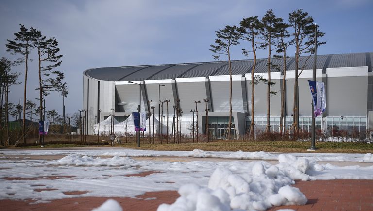 Вид на стадион Овал Кёнпхо для конькобежного спорта в Олимпийском парке в Пхенчхане Вид на стадион Овал Кёнпхо для конькобежного спорта в Олимпийском парке в Пхенчхане