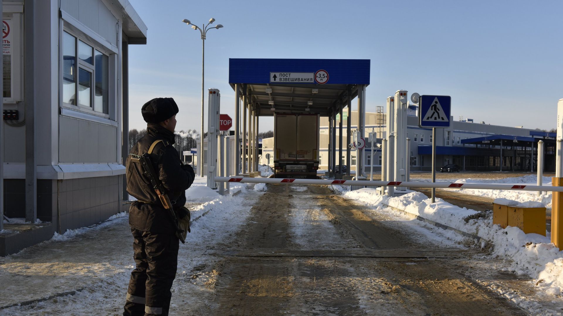 Пограничник на многостороннем автомобильном пункте пропуска Новые Юрковичи в Брянской области Пограничник на многостороннем автомобильном пункте пропуска Новые Юрковичи в Брянской области - РИА Новости, 1920, 21.02.2021