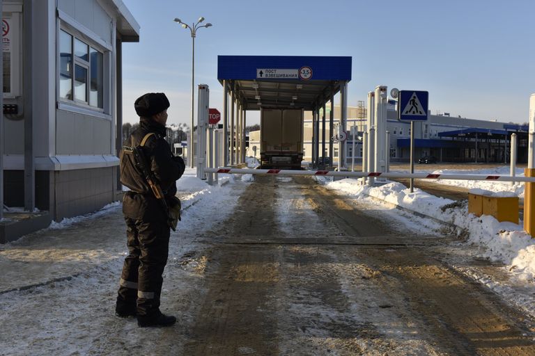 Пограничник на многостороннем автомобильном пункте пропуска Новые Юрковичи в Брянской области Пограничник на многостороннем автомобильном пункте пропуска Новые Юрковичи в Брянской области