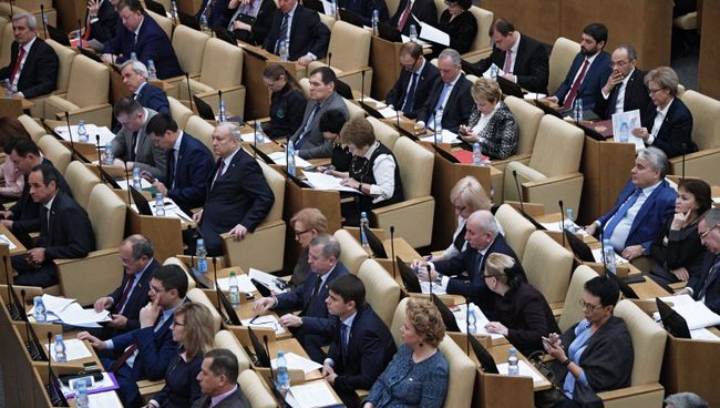 Депутаты на пленарном заседании Государственной Думы РФ. Архивное фото Депутаты на пленарном заседании Государственной Думы РФ. Архивное фото