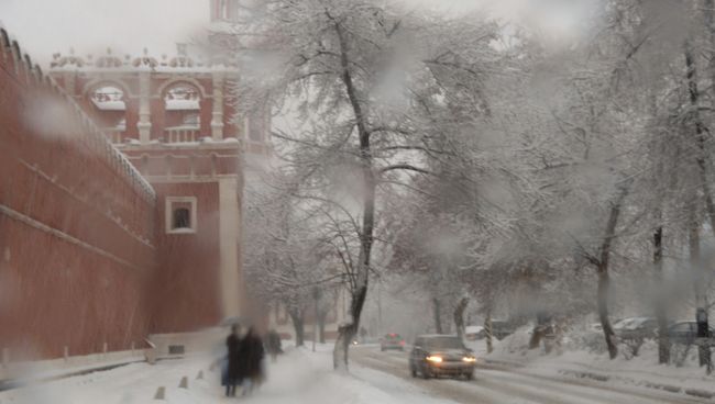 Заснеженная аллея у стен Донского монастыря. Москва. Архивное фото Заснеженная аллея у стен Донского монастыря. Москва. Архивное фото