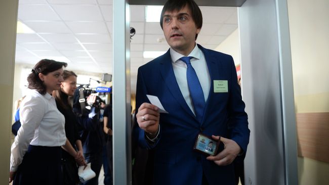 Руководитель Федеральной службы по надзору в сфере образования и науки Сергей Кравцов принимает участие в акции Единый день сдачи ЕГЭ родителями. 7 февраля 2017 Руководитель Федеральной службы по надзору в сфере образования и науки Сергей Кравцов принимает участие в акции Единый день сдачи ЕГЭ родителями. 7 февраля 2017