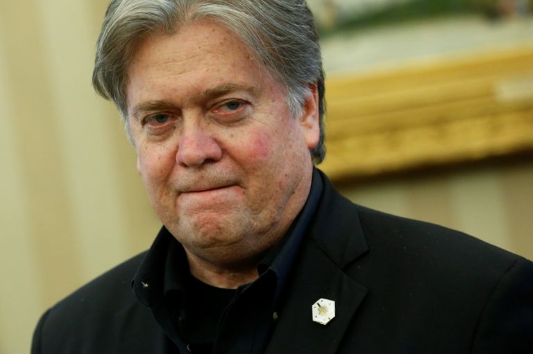 Советник президента США Дональда Трампа Стивен Бэннон в Овальном кабинете в Белом доме. Вашингтон, 28 января 2017 года Советник президента США Дональда Трампа Стивен Бэннон в Овальном кабинете в Белом доме. Вашингтон, 28 января 2017 года
