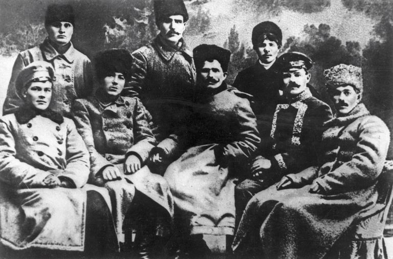 Василий Чапаев ( в центре) легендарный герой гражданской войны, полководец с боевыми командирами
