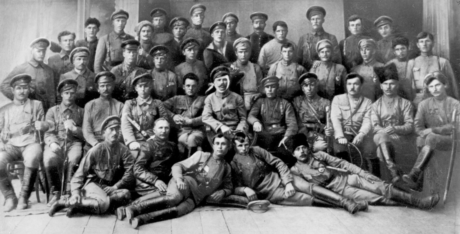 Василий Иванович Чапаев и Дмитрий Андреевич Фурманов среди командиров и политработников 25-й стрелковой дивизии. 1919 год Василий Иванович Чапаев и Дмитрий Андреевич Фурманов среди командиров и политработников 25-й стрелковой дивизии. 1919 год - РИА Новости, 1920, 09.10.2025