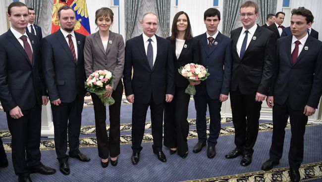 Владимир Путин с лауреатами на церемонии вручения премий президента РФ в области науки и инноваций для молодых ученых. 8 февраля 2017 Владимир Путин с лауреатами на церемонии вручения премий президента РФ в области науки и инноваций для молодых ученых. 8 февраля 2017
