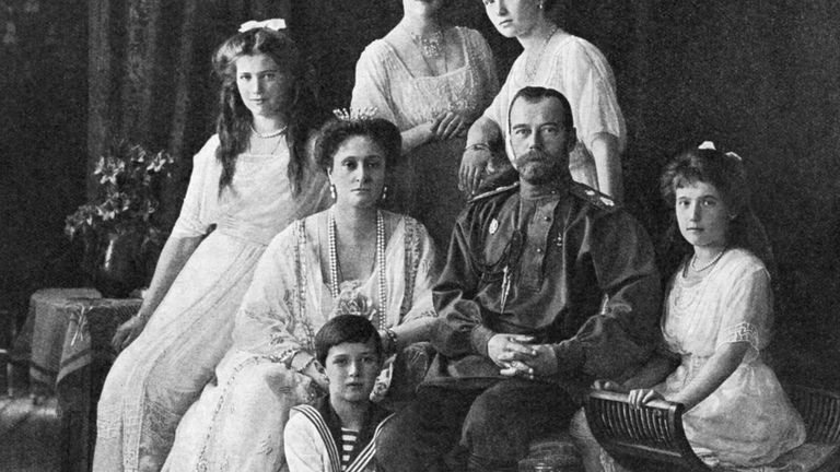 Российский Император Николай II, Императрица Александра Федоровна, Великие княжны Ольга, Татьяна, Мария, Анастасия и цесаревич Алексей Российский Император Николай II, Императрица Александра Федоровна, Великие княжны Ольга, Татьяна, Мария, Анастасия и цесаревич Алексей