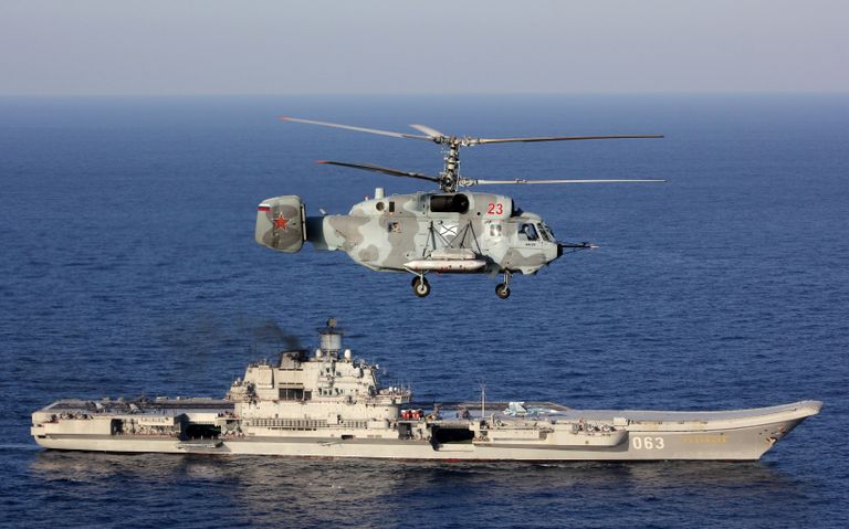Тяжелый авианесущий крейсер Адмирал Кузнецов и вертолет Ка-29 Вооруженных сил РФ в Средиземном море Тяжелый авианесущий крейсер Адмирал Кузнецов и вертолет Ка-29 Вооруженных сил РФ в Средиземном море