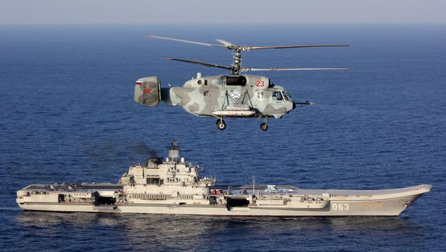 Тяжелый авианесущий крейсер Адмирал Кузнецов и вертолет Ка-29 Вооруженных сил РФ в Средиземном море. Архивное фото
