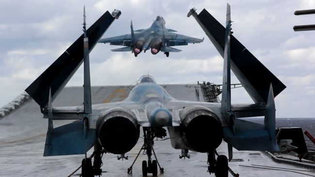 Истребители Су-33 и МиГ-29К на палубе тяжелого авианесущего крейсера Адмирал Кузнецов в Средиземном море. Архивное фото Истребители Су-33 и МиГ-29К на палубе тяжелого авианесущего крейсера Адмирал Кузнецов в Средиземном море. Архивное фото