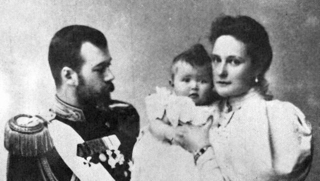 Император Николай II с женой Александрой Федоровной и дочерью Ольгой. Архивное фото Император Николай II с женой Александрой Федоровной и дочерью Ольгой. Архивное фото