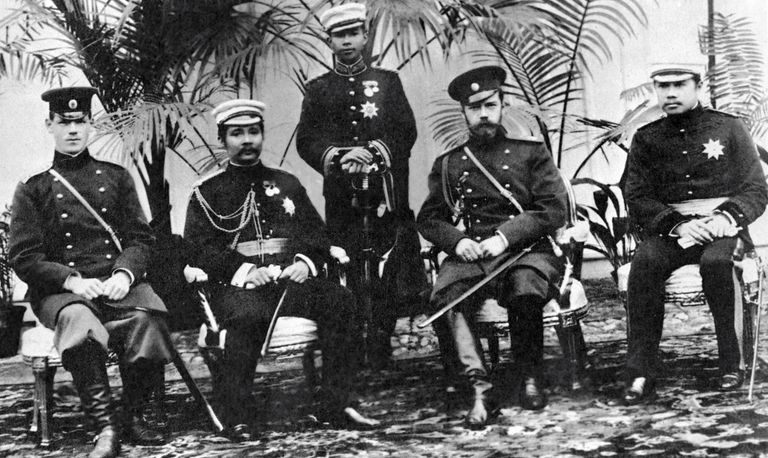 Император Николай II, великий князь Михаил Александрович на встрече с сиамским королем в Царском Селе Император Николай II, великий князь Михаил Александрович на встрече с сиамским королем в Царском Селе