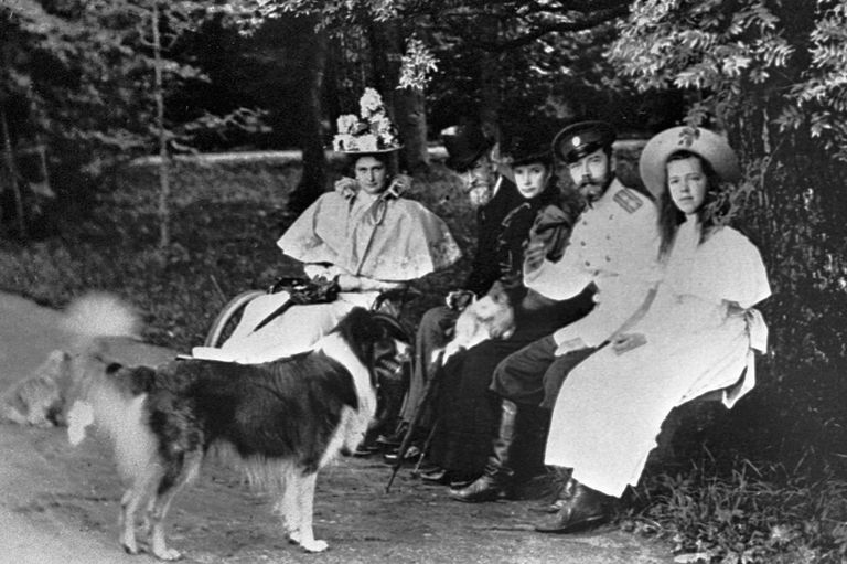 Император Николай II, императрица Александра Федоровна и великая княгиня Ольга Александровна на прогулке. Петергоф, 1896 год Император Николай II, императрица Александра Федоровна и великая княгиня Ольга Александровна на прогулке. Петергоф, 1896 год