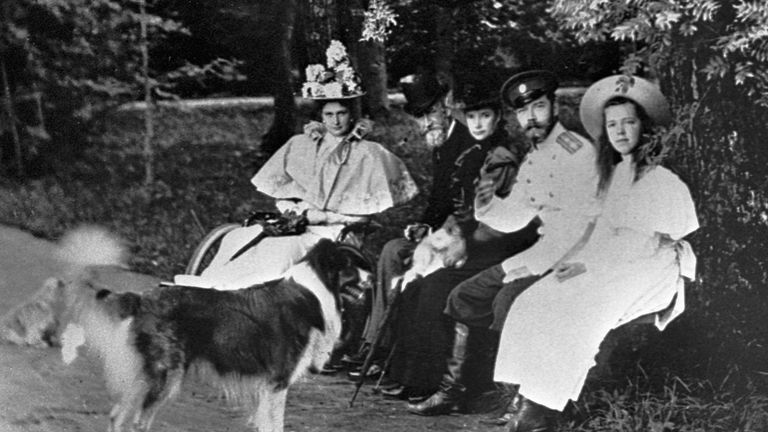 Император Николай II, императрица Александра Федоровна и великая княгиня Ольга Александровна на прогулке. Петергоф, 1896 год Император Николай II, императрица Александра Федоровна и великая княгиня Ольга Александровна на прогулке. Петергоф, 1896 год
