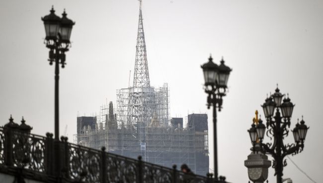 Реконструкция шпиля на здании Министерства иностранных дел РФ Москвы. Архивное фото Реконструкция шпиля на здании Министерства иностранных дел РФ Москвы. Архивное фото