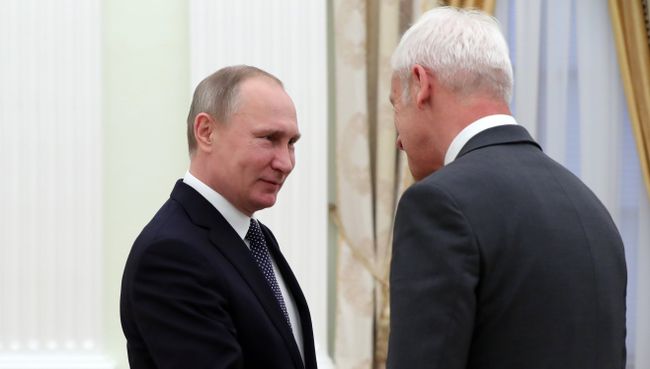 Президент РФ Владимир Путин и председатель правления Фольксваген групп Маттиас Мюллер во время встречи. 8 февраля 2017 Президент РФ Владимир Путин и председатель правления Фольксваген групп Маттиас Мюллер во время встречи. 8 февраля 2017