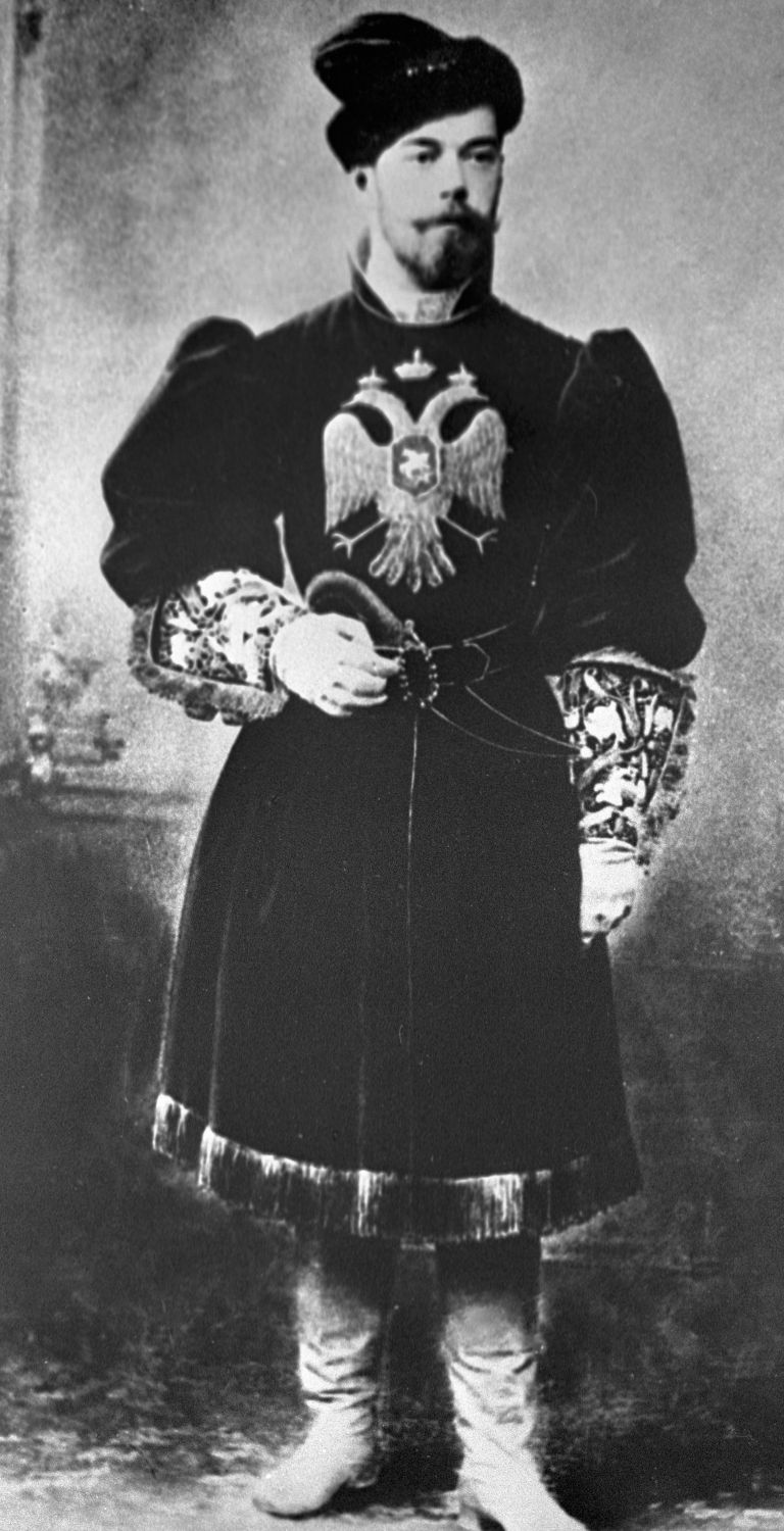 Император Николай II в русском костюме. Санкт-Петербург, конец 1890-х гг. Император Николай II в русском костюме. Санкт-Петербург, конец 1890-х гг.