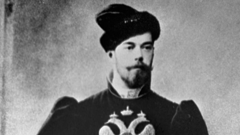 Император Николай II в русском костюме. Санкт-Петербург, конец 1890-х гг. Император Николай II в русском костюме. Санкт-Петербург, конец 1890-х гг.