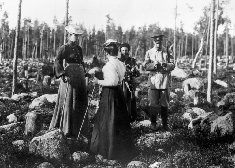 Российский император Николай II с семьей на охоте в финских шхерах. 1912 год Российский император Николай II с семьей на охоте в финских шхерах. 1912 год