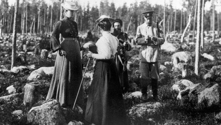 Российский император Николай II с семьей на охоте в финских шхерах. 1912 год Российский император Николай II с семьей на охоте в финских шхерах. 1912 год