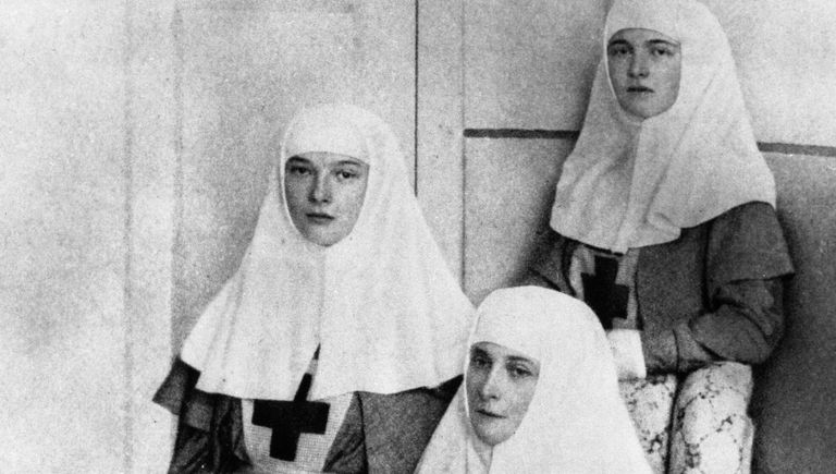 Императрица Александра Федоровна с дочерьми Ольгой и Татьяной после завершения полного курса сестер милосердия и получения дипломов от Международного Красного Креста Императрица Александра Федоровна с дочерьми Ольгой и Татьяной после завершения полного курса сестер милосердия и получения дипломов от Международного Красного Креста