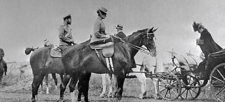 Мать Николая II Мария Федоровна фотографиурет императора Николая II и императрицу Александру Федоровну, 1912 год Мать Николая II Мария Федоровна фотографиурет императора Николая II и императрицу Александру Федоровну, 1912 год