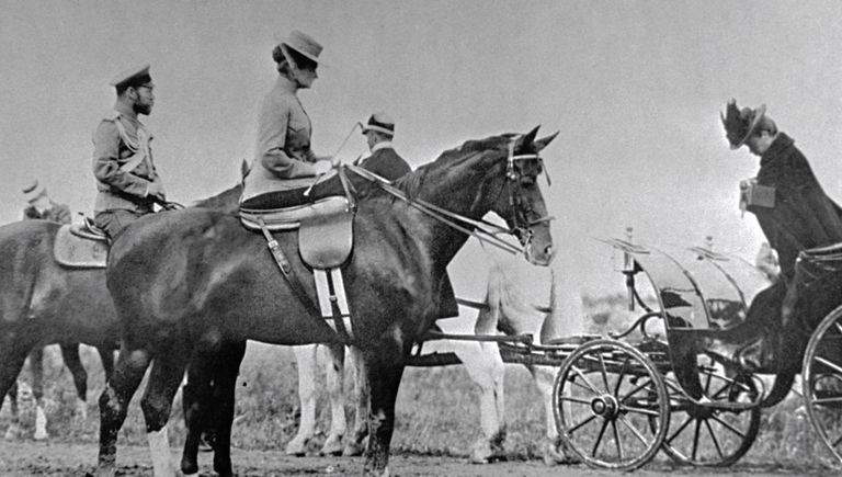 Мать Николая II Мария Федоровна фотографиурет императора Николая II и императрицу Александру Федоровну, 1912 год Мать Николая II Мария Федоровна фотографиурет императора Николая II и императрицу Александру Федоровну, 1912 год