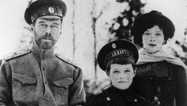 Русский император Николай II с сыном Алексеем и дочерью Марией. Царское село. 1916 год Русский император Николай II с сыном Алексеем и дочерью Марией. Царское село. 1916 год