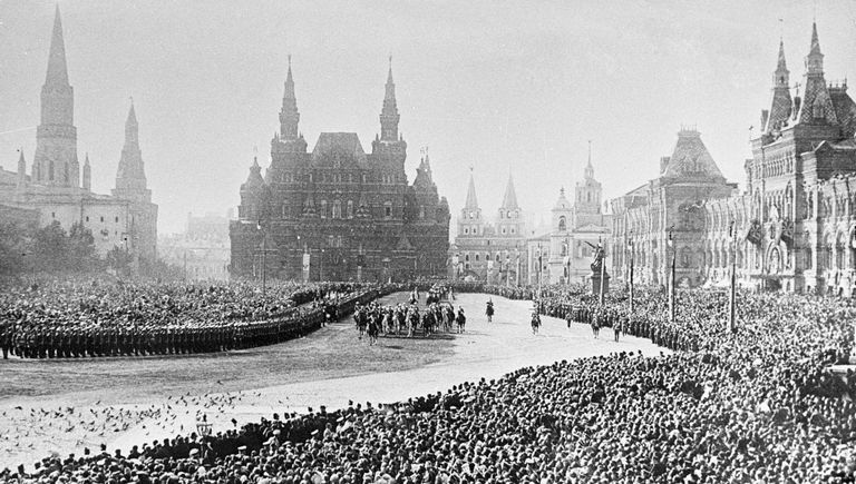 Церемония приветствия Российского Императора Николая II на Красной площади во время празднования 300-летия Дома Романовых Церемония приветствия Российского Императора Николая II на Красной площади во время празднования 300-летия Дома Романовых