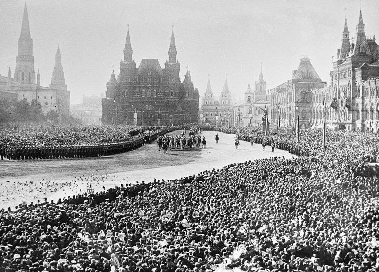 Церемония приветствия Российского Императора Николая II на Красной площади во время празднования 300-летия Дома Романовых Церемония приветствия Российского Императора Николая II на Красной площади во время празднования 300-летия Дома Романовых