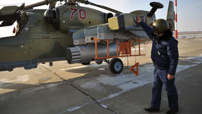 Предполетная подготовка вертолета Ка-52 Аллигатор. Архивное фото Предполетная подготовка вертолета Ка-52 Аллигатор. Архивное фото