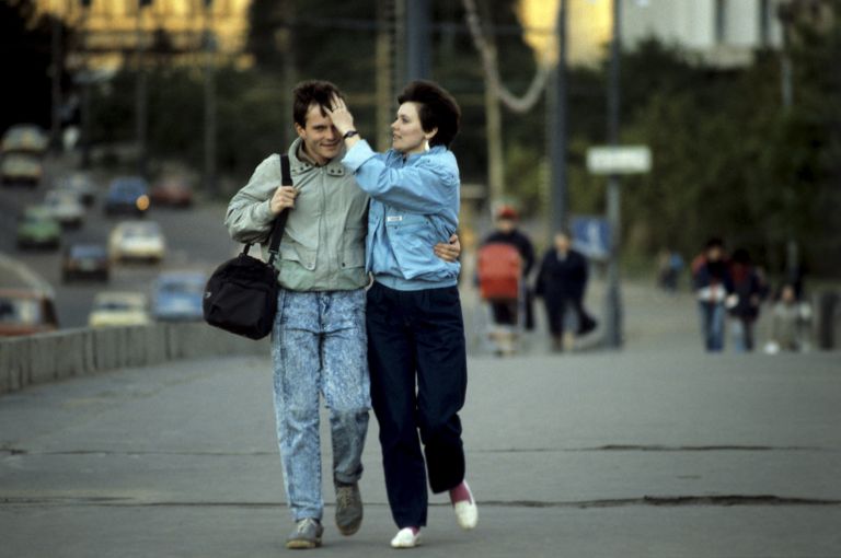 Молодые люди на улице в Москве. 1990-е
